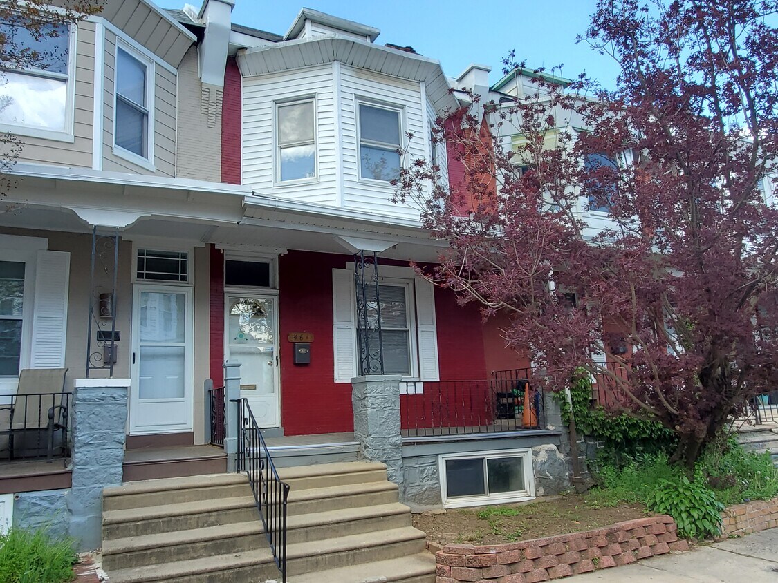 Frente - 461 W Earlham Ter