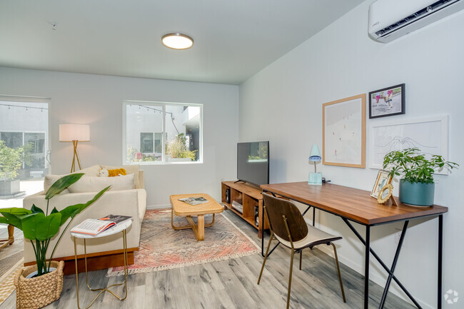 Studio, 1BA - 480 SF Living Area - shareDOWNTOWN - Arts District