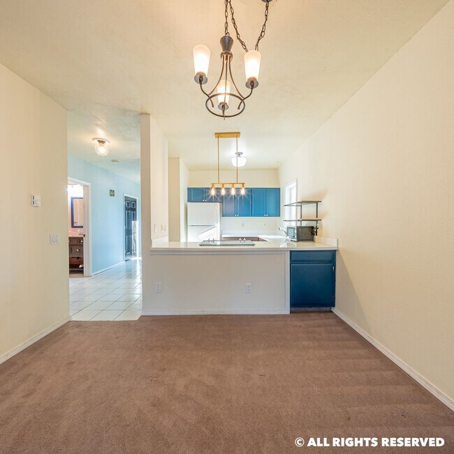 Building Photo - top floor 1 bed 1 bath condo. In unit laundry