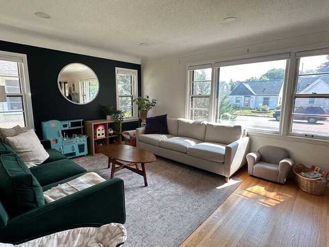 Building Photo - Nokomis Area Single Family Home, Very Clea...