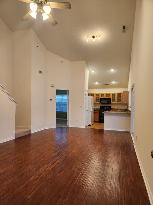 Building Photo - 1st Floor Primary Bedroom & Fenced in Yard...