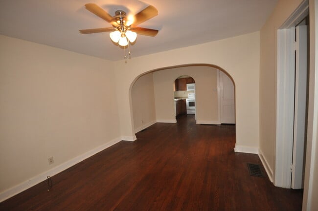 Photo - Apollo-Pre-Leasing Now for the Fall Semest... House