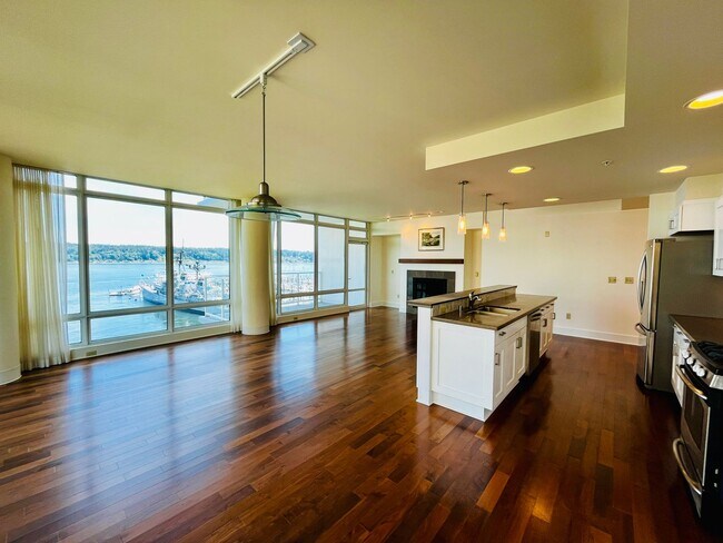 Foto del edificio - Views Galore from this Exquisite Downtown ...