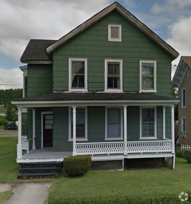 Building Photo - 94 Mead St