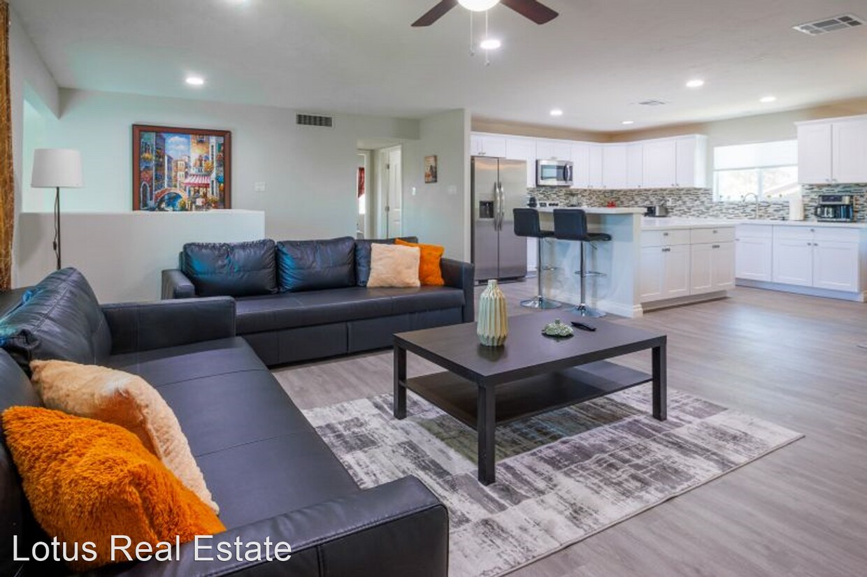 Primary Photo - 4 br, 2.5 bath House - 441 E Carson Dr.