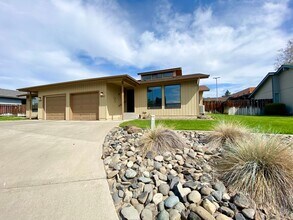 Building Photo - 3219-3219 Vincenta Dr