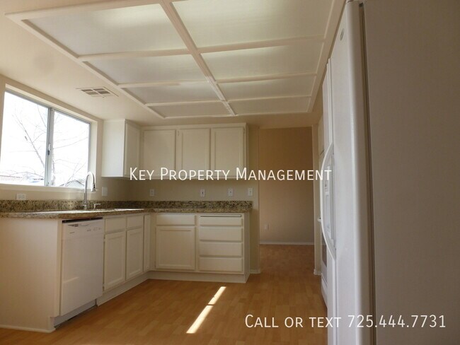 Building Photo - 4 BEDROOM HOME W/ POOL, RV PARKING AND HUG...