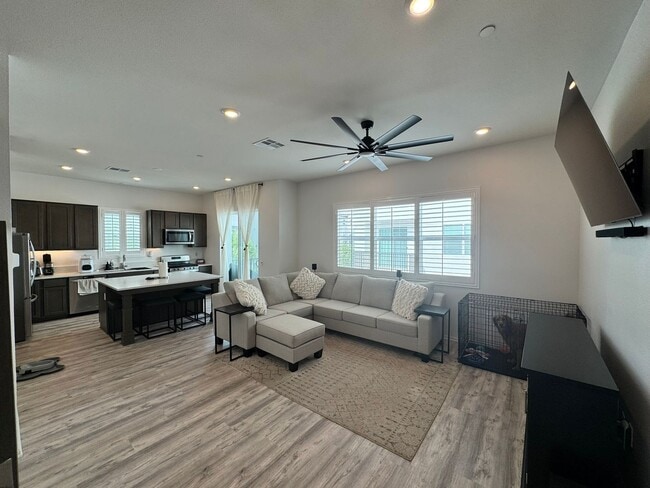 Building Photo - Modern 2 Bedroom, 2.5 Bathroom Condo in Pr...