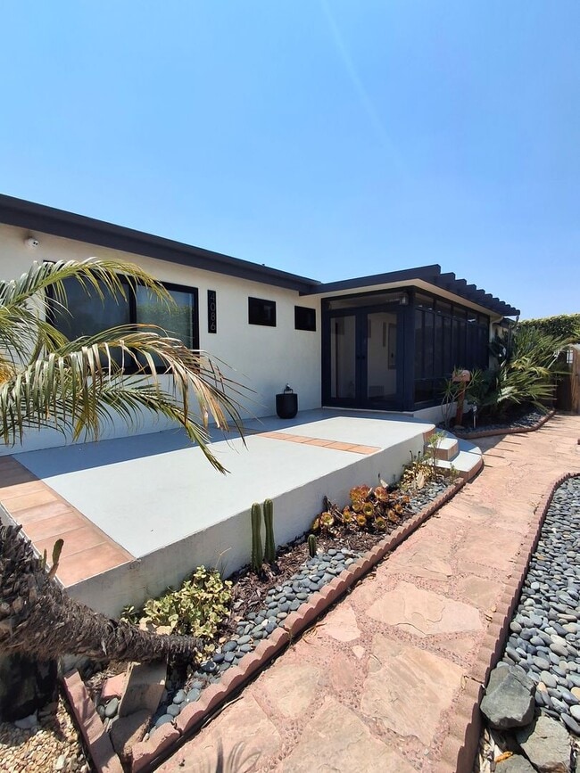 Building Photo - Beautifully Renovated Home with 2-Car Gara...