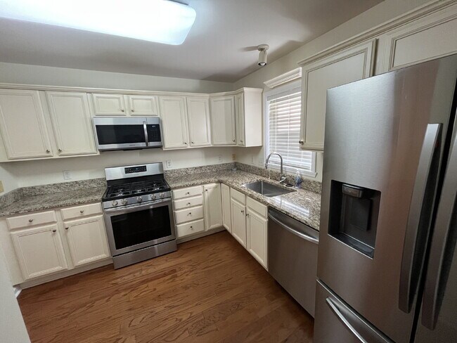 Building Photo - "Charming 3-Bed Townhouse with Granite Touches & Cozy Fireplace in Kernersville!"