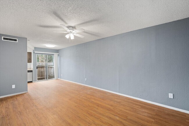 Building Photo - Perfectly Located Townhome in South Austin