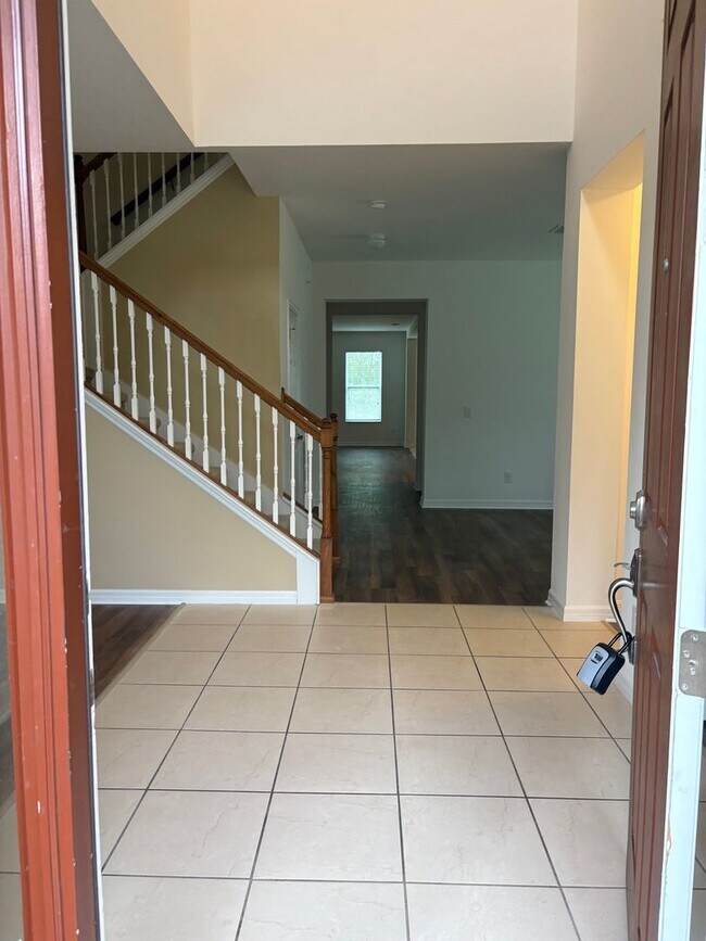 Building Photo - IMMEDIATE OCCUPANCY !!! LARGE// 5 Bedroom ...