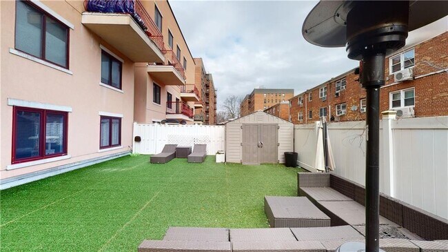 Foto del edificio - 3165 Emmons Ave