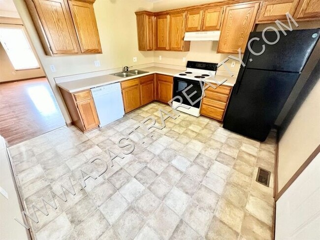 Building Photo - Spacious Gardner Duplex-Available NOW!!