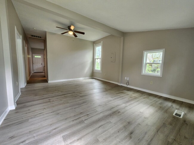 Building Photo - Spacious 3-Bedroom, 1-Bathroom Home AVAILA...