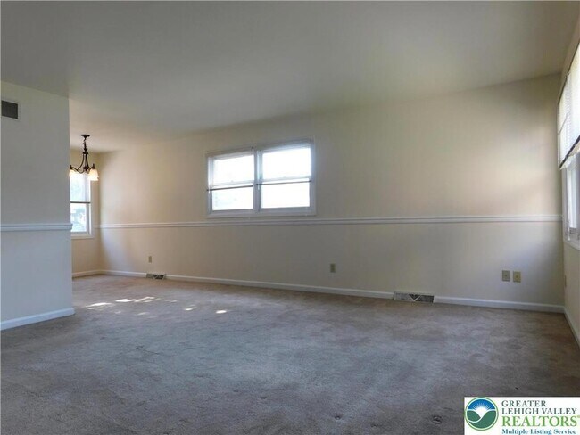 Building Photo - 813 Main St