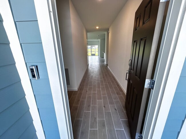 Building Photo - Brand New Pristine 4/3 minutes from River ...