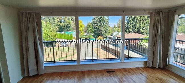 Building Photo - Exceptional 3 BD 2 BA home! Garage! Private Balcony!