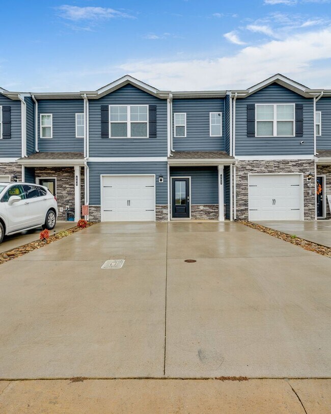 Foto del edificio - New 3BR Townhome in Saylor’s Place – Modern Finishes & Prime Jonesborough Location