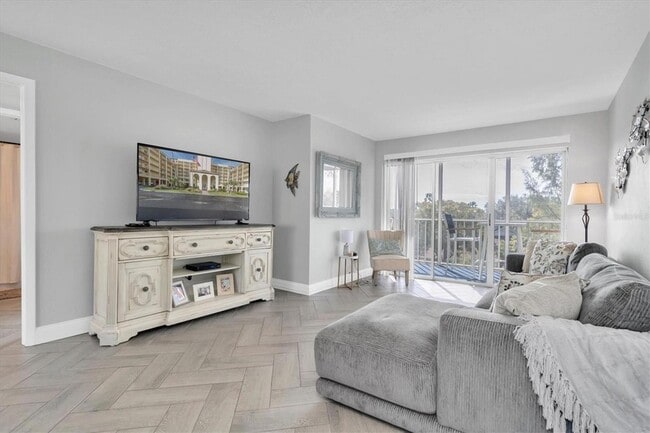 Building Photo - 9000 Commodore Dr