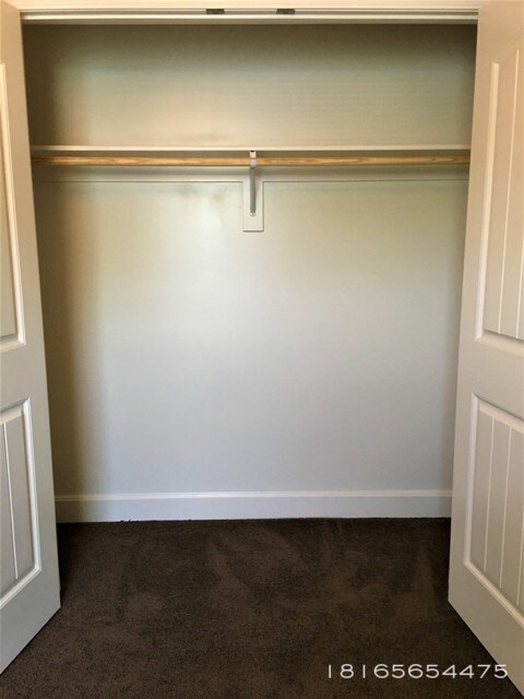Building Photo - Northland 3 Bed 2 Bath Duplex move in ready!