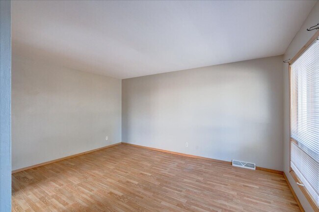 Foto del edificio - 1309-1311 Prairie Rd