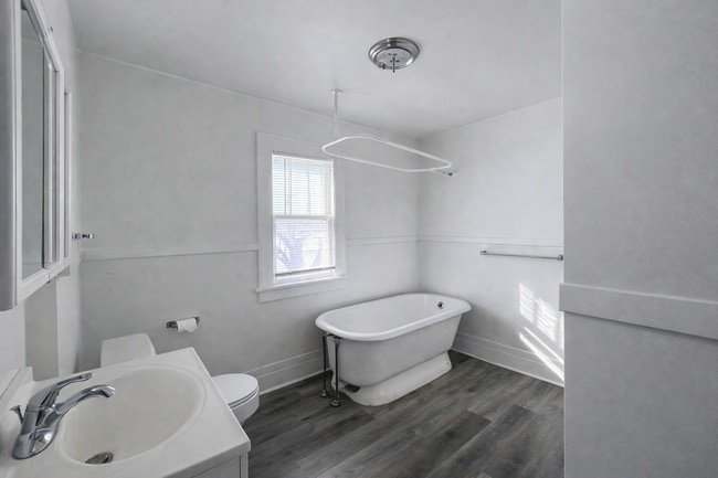 Building Photo - 704 W 1st St