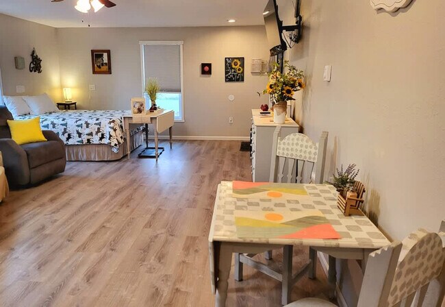 Foto del edificio - 6820 1/2 North Montana Avenue-SI ID1492821P