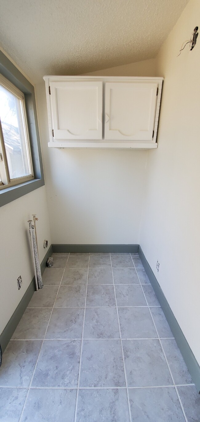 Laundry Room - 406 E Elm St