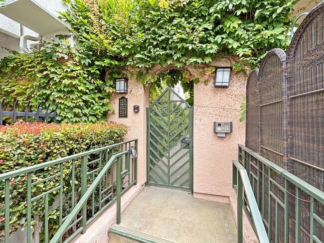 Building Photo - Charming 2BD/2.5BA Townhouse in Bankers Hi...