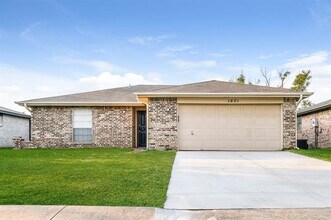 Building Photo - 1601 Chapman Dr