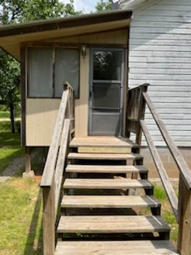 Building Photo - Newly Updated property