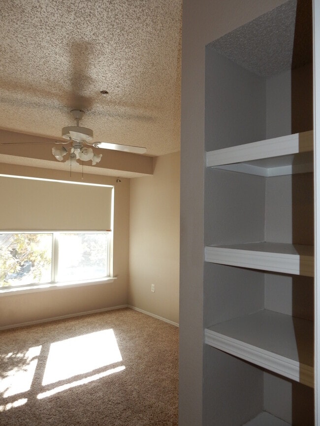 Building Photo - Lovely 3 BED/2 Bath End Unit Condo - Avail...