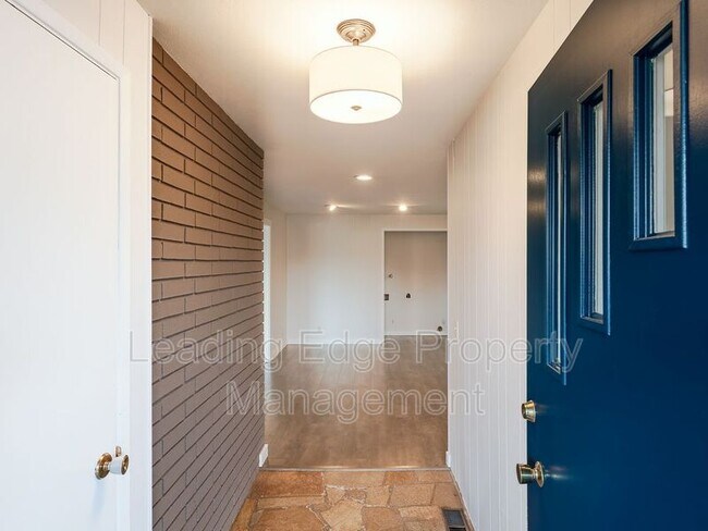 Building Photo - 927 Wicker Rd