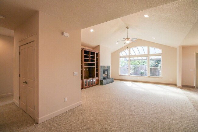 Building Photo - 3091 Kurt Dr NW