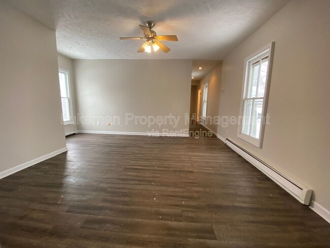 Building Photo - 421 Oak St