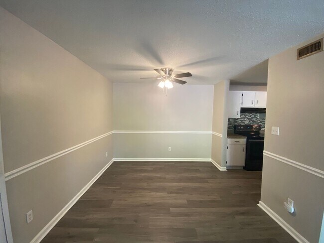 Building Photo - 2 Bedroom, 2 Bath Condo located in the Tre...
