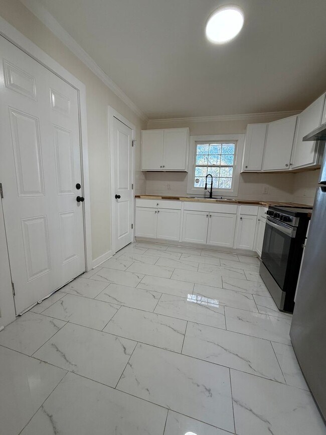 Foto del edificio - Now Leasing — 3 Bedroom Home in a Peaceful Area