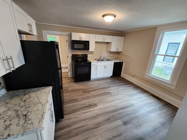 Foto del edificio - Spacious 3-Bedroom, 1-Bathroom Home AVAILABLE NOW!!