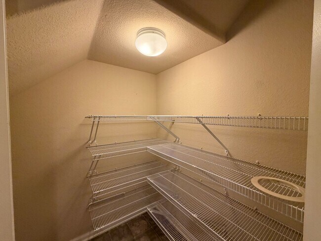 Foto del edificio - Bright Open-Concept Condo with 1-Car Garage in Prime Commuter Location