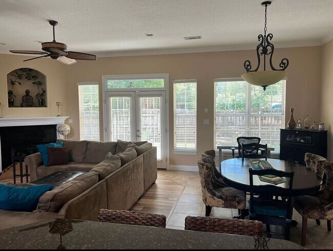 Building Photo - Spacious 3/2 Home for rent