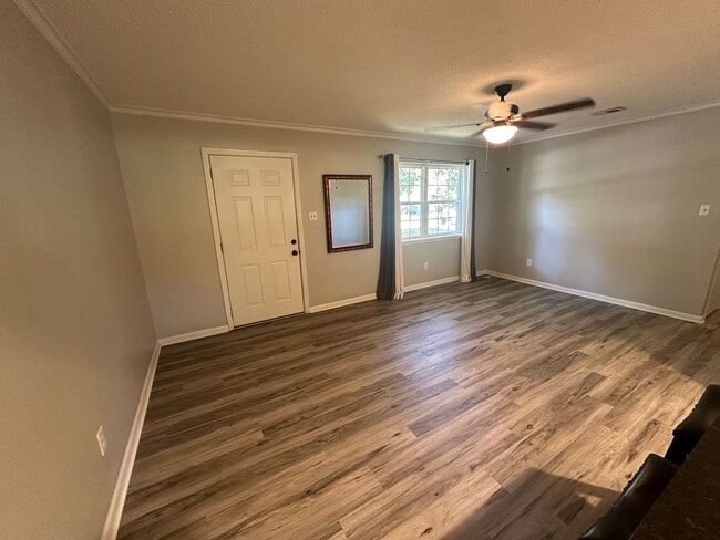 Foto del edificio - 2806 Hurricane Lake Rd