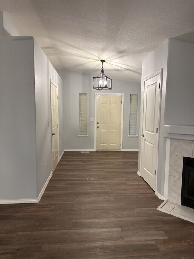 Building Photo - Charming two bedroom Townhome