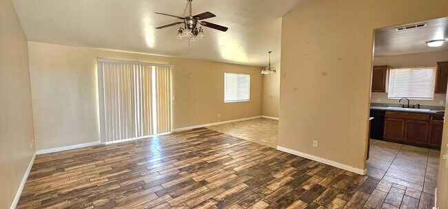 Foto del edificio - Spacious Single-Story Home with Central AC/Heat and Huge Backyard