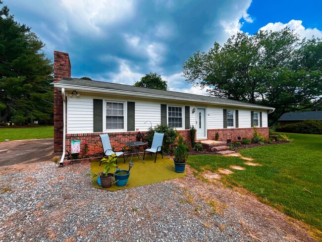 Foto del edificio - Charming 3 bedroom, 1 1/2 bathroom home in...