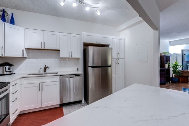 Building Photo - Furnished 1 Bedroom in The Belvedere!