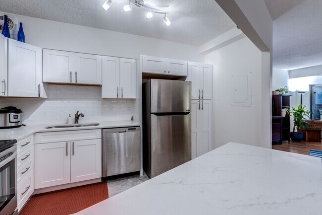 Foto del edificio - Furnished 1 Bedroom in The Belvedere!
