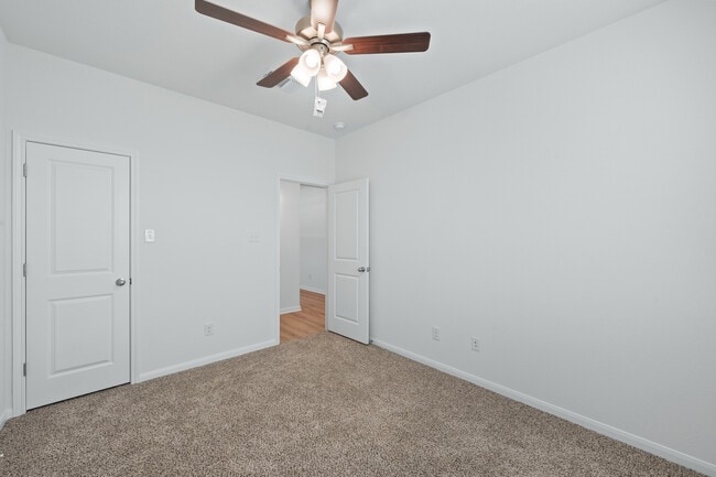 Foto del edificio - 8014 Timber Holw Ln