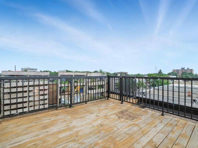 Vue sur la terrasse privée sur le toit - 551 Rue Chabanel E