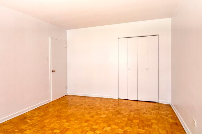 Building Photo - 2400 Av. Van Horne